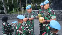 Sebanyak 1.117 personel TNI menerima baret biru. Penyematan baret ini menandai kesiapan pasukan untuk diberangkatkan dalam misi pemeliharaan perdamaian dunia di bawah bendera PBB. (Foto: Pusat Misi Pemeliharaan Perdamaian (PMPP) TNI)