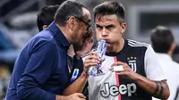 Pelatih Juventus, Maurizio Sarri, saat memberikan instruksi kepada Paulo Dybala dalam laga pekan ketujuh Serie A kontra Inter Milan di Giuseppe Meazza, Minggu (6/10/2019). (AFP/Alberto Pizzoli)