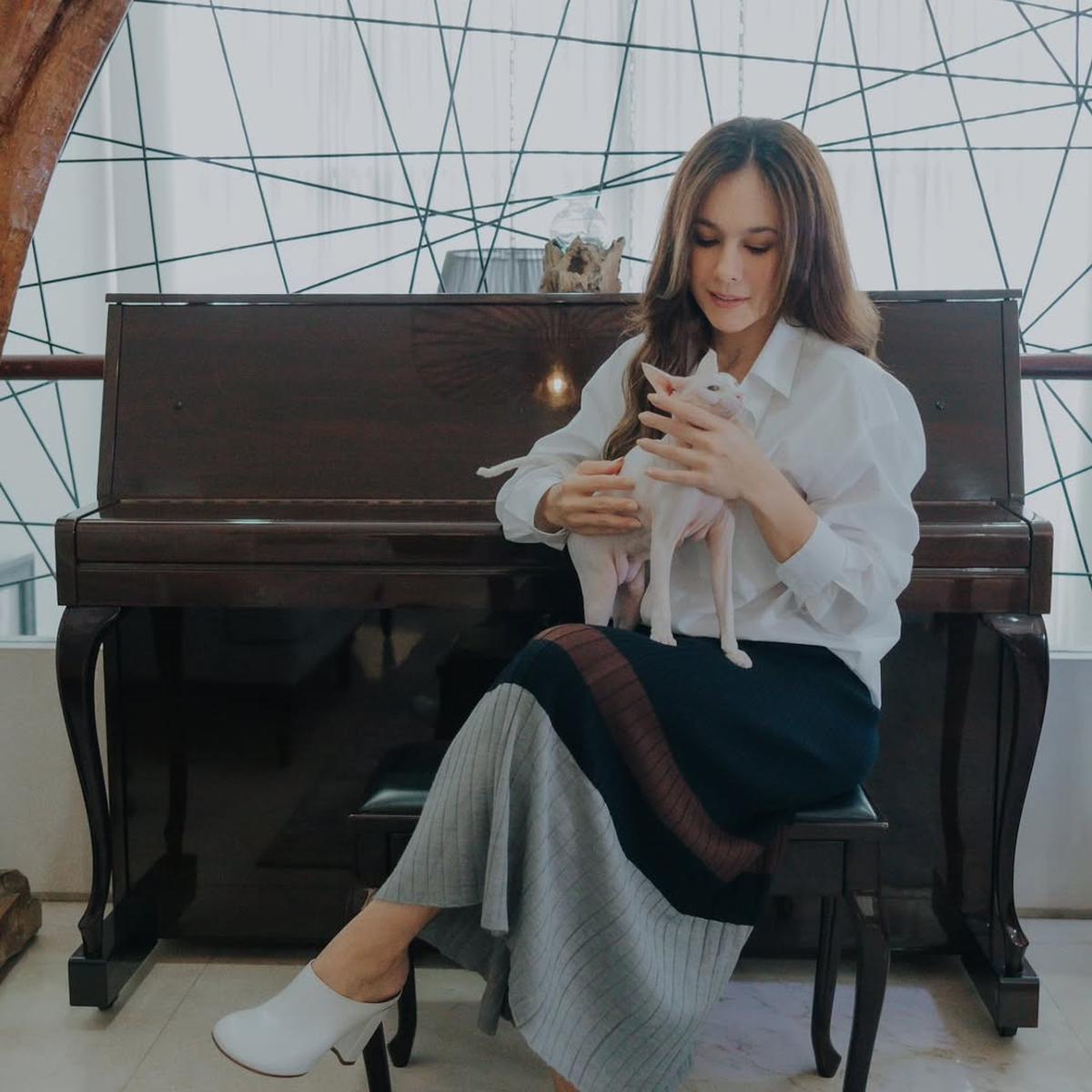 Potret Wulan Guritno dengan Kucing Kesayangan yang Baru Saja Melahirkan