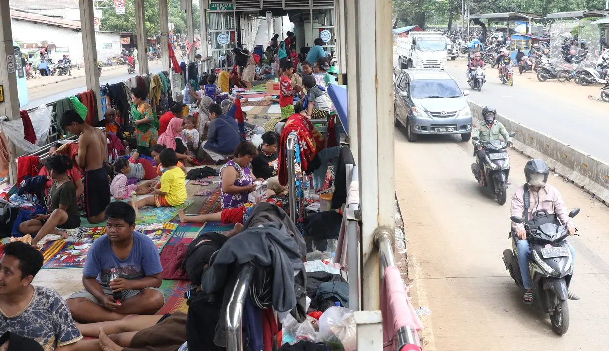 Warga korban banjir mengungsi di Halte Transjakarta Jembatan Baru, Cengkareng, Jakarta, Jumat (3/1/2020). Warga sekitar terpaksa mengungsi ke Halte Transjakarta Jembatan Baru karena rumah mereka masih terendam banjir. (Liputan6.com/Angga Yuniar)