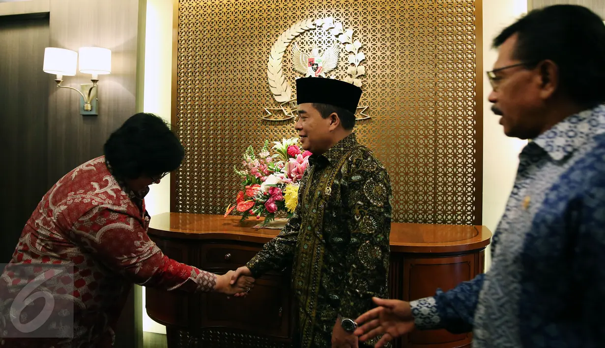 Menteri LHK, Siti Nurbaya Bakar didampingi Wakil Ketua Fraksi Partai Nasdem, Johnny G Plate berjabat tangan saat menemui Ketua DPR Ade Komarudin di ruang pimpinan DPR, Gedung Nusantara III, Jakarta, Selasa (10/10). (Liputan6.com/Johan Tallo)