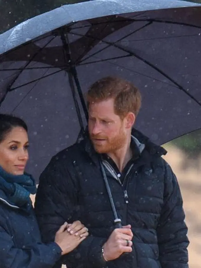 Harga fantastis sneakers Meghan Markle dalam royal tour-nya di New Zealand