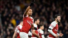Striker Arsenal, Pierre-Emerick Aubameyang, merayakan gol yang dicetaknta ke gawang Fulham pada laga Premier League di Stadion Emirates, London, Selasa (1/1). Arsenal menang 5-1 atas Fulham. (AFP/Glyn Kirk)