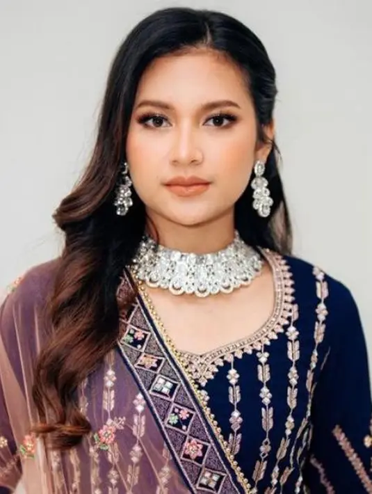 Makeup nuansa coral-peach sempurna dipadukan dengan busana nuansa navy yang dikenakan Indah Permatasari. [@snap.nuel]