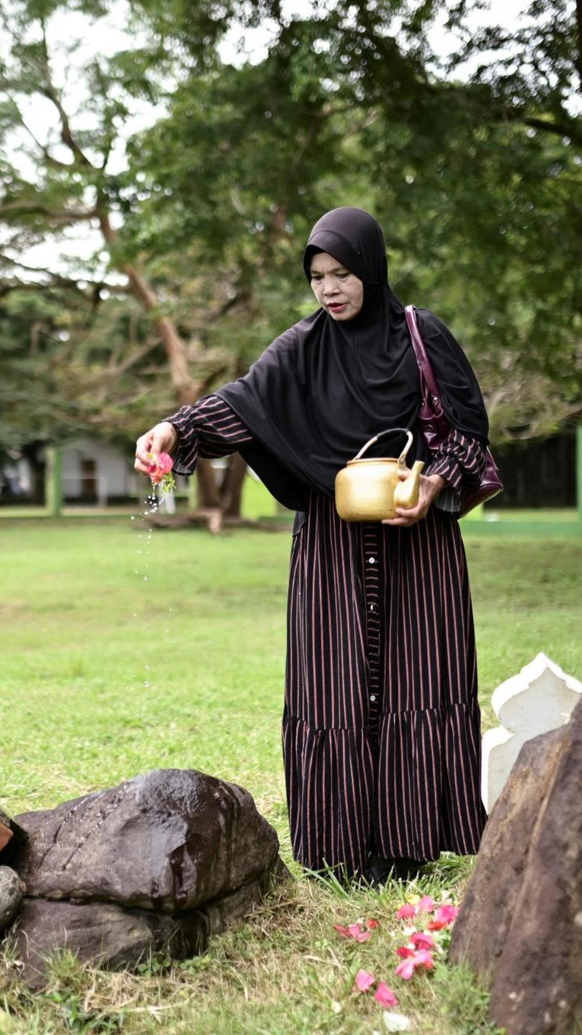 Dengan hati yang penuh haru, mereka menaburkan bunga dan berdoa untuk para korban yang tak terlupakan.<br>