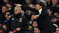 Pelatih Chelsea, Antonio Conte, beradu taktik dengan pelatih Manchester United, Jose Mourinho. Kemenangan ini menjadi catatan postif bagi Conte yang sejak menangani Chelsea sudah dua kali menang atas Mourinho. (AFP/Glyn Kirk)