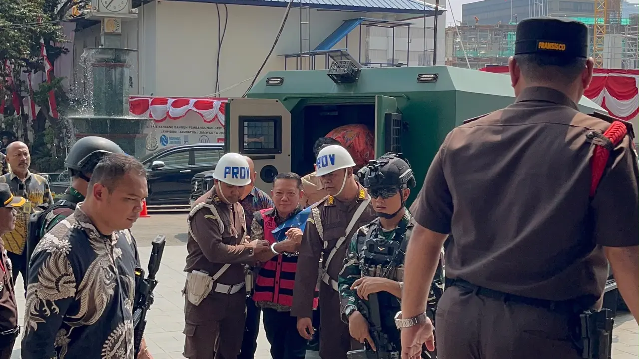 Penampakan Febri saat diperiksa sebagai tersangka di Kejagung