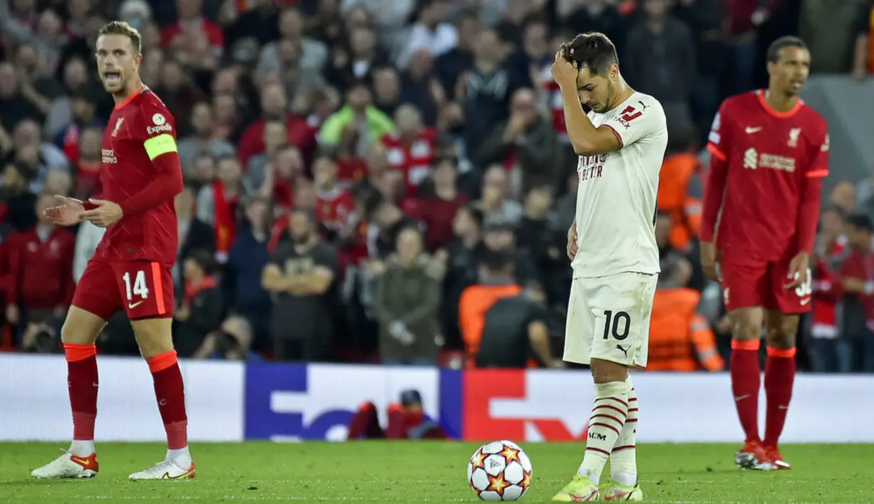 Reaksi pemain AC Milan Brahim Diaz setelah pemain Liverpool Jordan Henderson (kiri) mencetak gol pada pertandingan Grup B Liga Champions di Anfield, Liverpool, Inggris, Rabu (15/9/2021). Liverpool menang 3-2. (AP Photo/Rui Vieira)