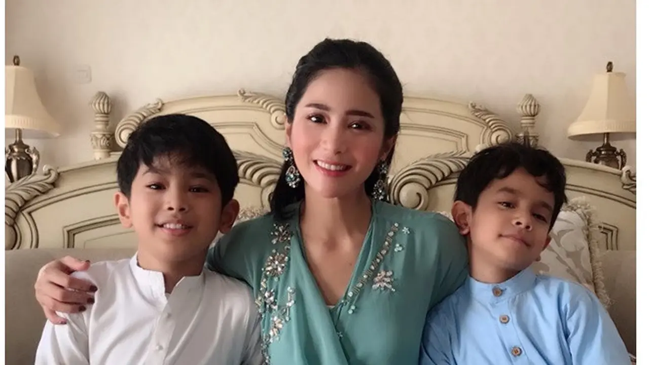 5 Gaya Bunga Zainal Bersama Dua Anaknya, Kompak Banget