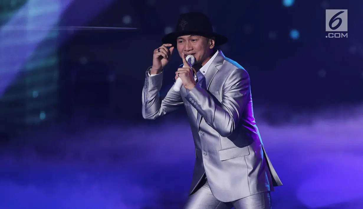 Penampilan penyanyi Anji saat membawakan lagu pada perayaan HUT Indosiar ke-23 di Jakarta Convention Center (JCC), Kamis (11/1). HUT Indosiar Bertema “Konser Raya 23 Tahun Indosiar Luar Biasa”. (Liputan6.com/Herman Zakharia)