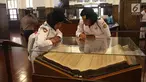 Sejumlah Paskibraka Nasional 2019 mengamati koleksi di Museum Mandiri, Jakarta, Selasa (20/8/2019). Bank Mandiri juga memberikan sharing materi terkait SDM unggul serta tabungan pelajar kepada anggota Paskibraka dan e-money edisi khusus Paskibraka Nasional 2019. (Liputan6.com/Angga Yuniar)