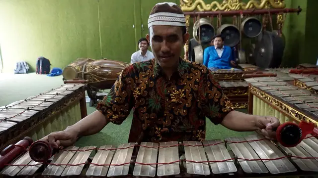 Pak Guru Rasino, Berjuang dalam 'Kegelapan' Melestarikan Gamelan