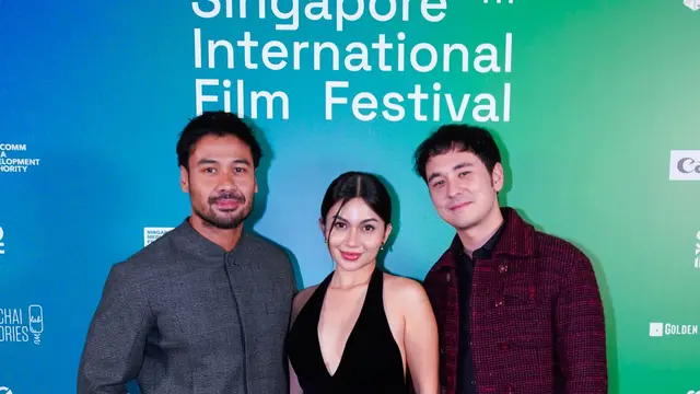 Penampilan Dramatis Ariel Tatum dalam V-Neck Dress di  Singapore International Film Festival 36