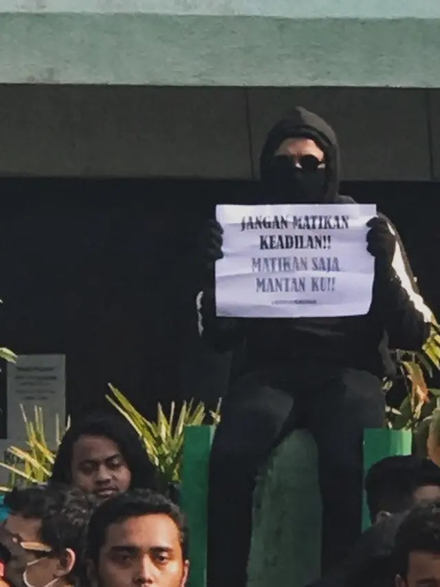 poster nyeleneh mahasiswa
