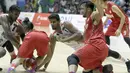 Perebutan bola terjadi antara kedua pemain Indonesia dan India pada final Invitation Tournament Asian Games 2018 di GBK Hall Basket, Jakarta. Indonesia menang 78-68 atas India. (Bola.com/Peksi Cahyo)