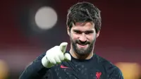 Alisson Becker. Kiper berusia 28 tahun ini didatangkan dari AS Roma pada musim 2018/2019 dengan nilai 62,5 juta euro dan sempat menjadikannya kiper termahal di dunia sebelum dipatahkan Kepa Arrizabalaga. Total telah tampil dalam 130 laga dengan torehan 59 clean sheet. (Foto: AFP/Pool/Peter Byrne)