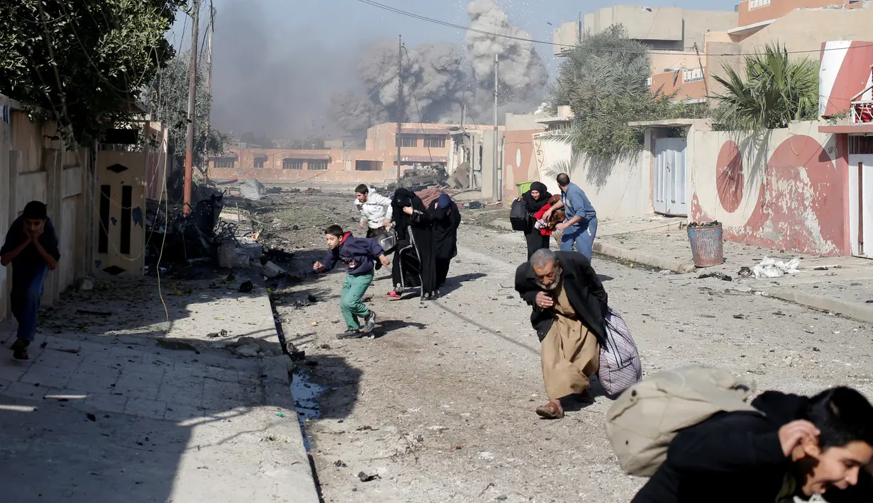 Sejumlah warga panik berlarian menyusul serangan udara yang dilakukan militan ISIS di kota Tahrir, Irak, 17 November 2016. (REUTERS/Goran Tomasevic)