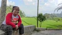 Tanamkan Kemandirian, Ibu Ini Ajarkan Bertani pada Anaknya yang Menyandang Down Syndrome