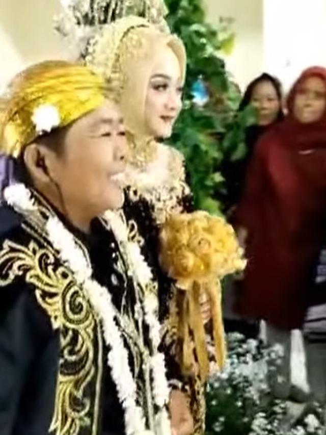 6 Momen Pernikahan Komedian Adul dan Wenty Eri, Digelar Meriah