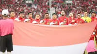Para pemain Timnas Indonesia berbaris menyanyikan Lagu Kebangsaan Indonesia Raya sebelum dimulainya laga matchday ketiga Grup A Piala AFF 2022 menghadapi Thailand di Stadion Utama Gelora Bung Karno, Senayan, Jakarta, Kamis (29/12/2022) sore WIB. (Bola.com/Bagaskara Lazuardi)