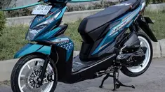 Honda BeAT ini mendapat ubahan di warnanya. Kelir tosca yang diterapkan memberikan kesan lebih mewah dan lebih mahal. Warna tersebut dipadukan dengan decal spesial beraksen emas. (Source: Instagram/@iqbal_ar16)