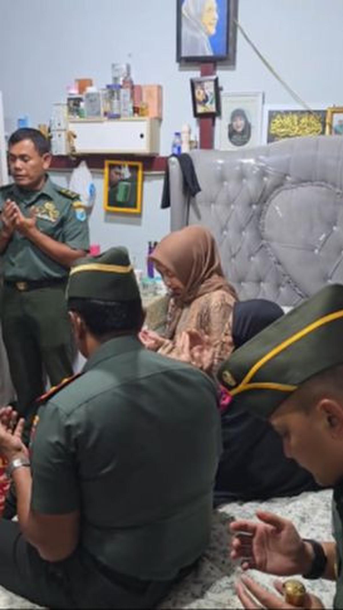 Terlihat sang mantan Komandan Jenderal (Danjen) Kopassus itu khusyuk berdoa bersama dengan Hubabah.<br>