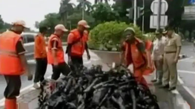 VIDEO: Sampah Kulit Kabel Kembali Sumbat Saluran Air Ibu Kota