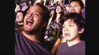 Kasih sayang sang ayah kepada anaknya yang menyandang autis, dengan mewujudkan impian sang anak menyaksikan konser band favoritnya.