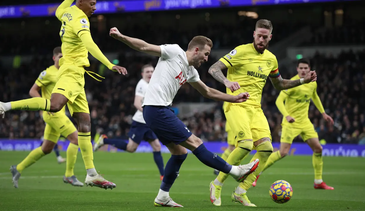 Penyerang Tottenham Hotspur Harry Kane berusaha mencetak gol ke gawang Brentford dalam lanjutan Premier League di Tottenham Hotspur Stadium, Jumat (3/12/2021) dini hari WIB. Tottenham Hotspur berhasil mengalahkan Brentford dengan skor 2-0. (AP Photo/Ian Walton)