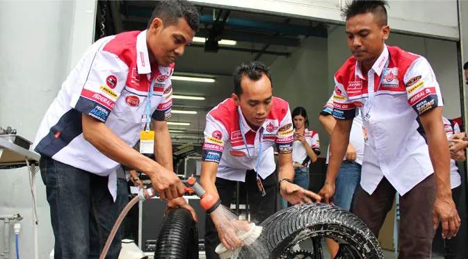 Mekanik Federal Oil di Sepang, Malaysia.