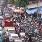 Suasana kendaraan yang terjebak kemacetan di Pasar Kebayoran Lama, Jakarta, Jumat (22/5/2020). Meski DKI Jakarta tengah memberlakukan PSBB, masih banyak masyarakt yang menyerbu Pasar Kebayoran Lama untuk berbelanja kebutuhan Lebaran. (Liputan6.con/Angga Yuniar)