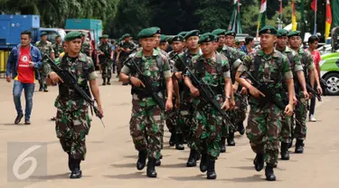 Personil TNI AD bersenjata lengkap berpatroli jelang Laga Final Piala Jenderal Sudirman di Stadion GBK Jakarta, Minggu (24/1/2016). 10.464 personil gabungan siap menjaga laga antara Semen Padang vs Mitra Kukar. (Liputan6.com/Helmi Fithriansyah)