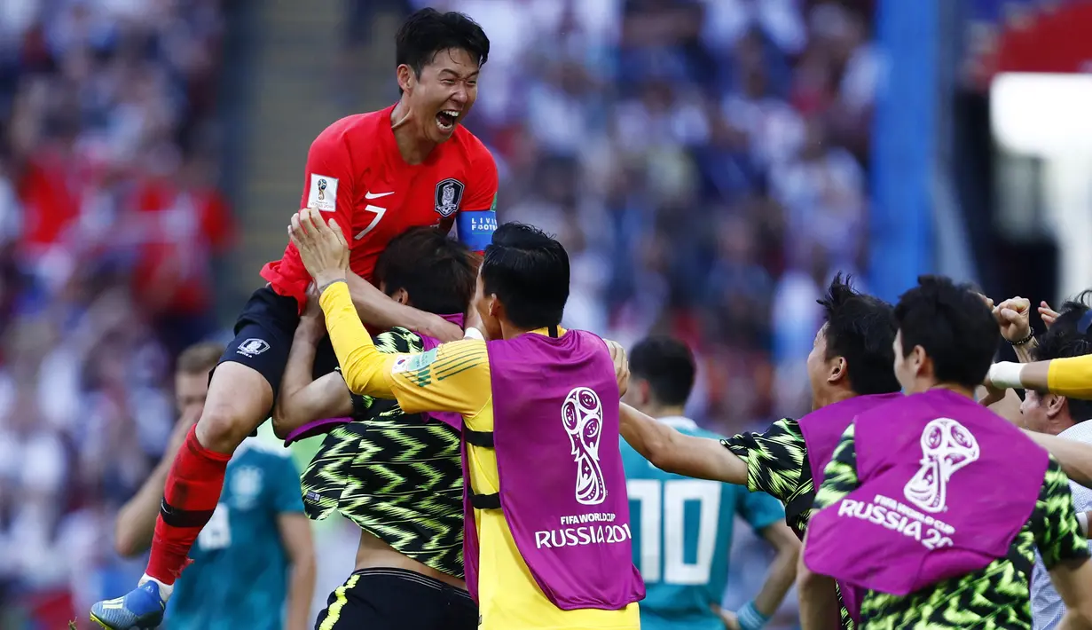 Son Heung-min. Satu-satunya pemain aktif di dalam daftar ini tercatat baru tampil dalam 2 edisi Piala Dunia, yaitu edisi 2014 dan 2018. Total tampil dalam 6 laga dengan torehan 3 gol, ia kini sejajar dengan pendahulunya Park Ji-sung dan Ahn Jung-hwan. Penampilan terbaiknya terjadi pada edisi 2018 saat laga ketiga di fase Grup F kontra Jerman (27/6/2018). Ia mencetak 1 gol dalam kemenangan 2-0 atas Jerman, negara yang telah mengoleksi 4 gelar Piala Dunia. (AFP/Benjamin Cremel)