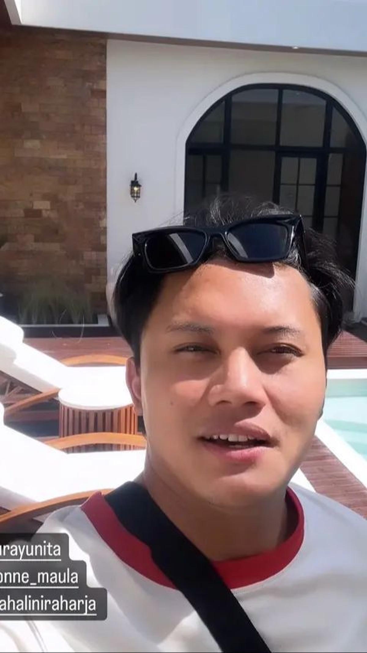 Sesampainya di tempat menginap, Rizky Febian sempat menunjukkan vila mewah yang dijadikan tempat bulan madu pertamanya bersama Mahalini.