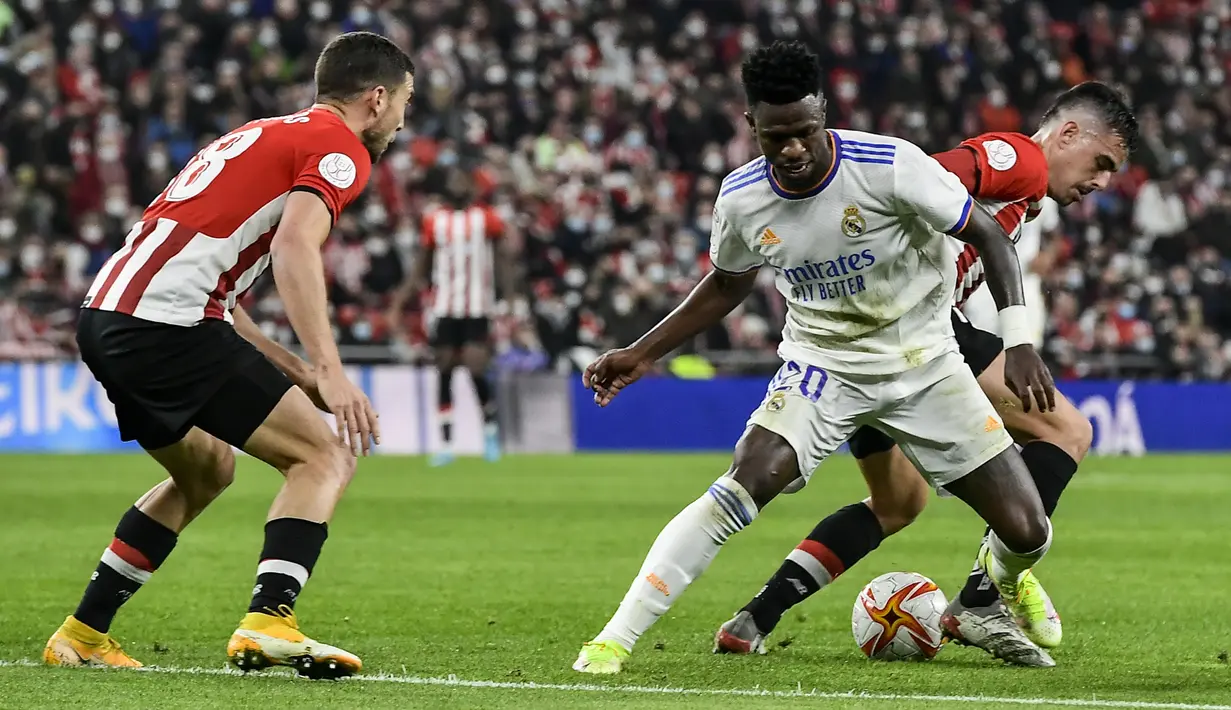 Hingga laga berjalan 15 menit Real Madrid masih kesulitan memperoleh peluang matang. Upaya Vinicius Junior dan kawan-kawan sering mentah jelang masuk ke kotak penalti Athletic Bilbao. (AP/Alvaro Barrientos)