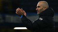 Pelatih kepala Chelsea asal Italia, Enzo Maresca, memberikan tepuk tangan kepada para penggemar setelah pertandingan Liga Primer Inggris antara Chelsea dan Brentford di Stamford Bridge, London, Senin dini hari WIB (16-12-2024). (Ben STANSALL/AFP)