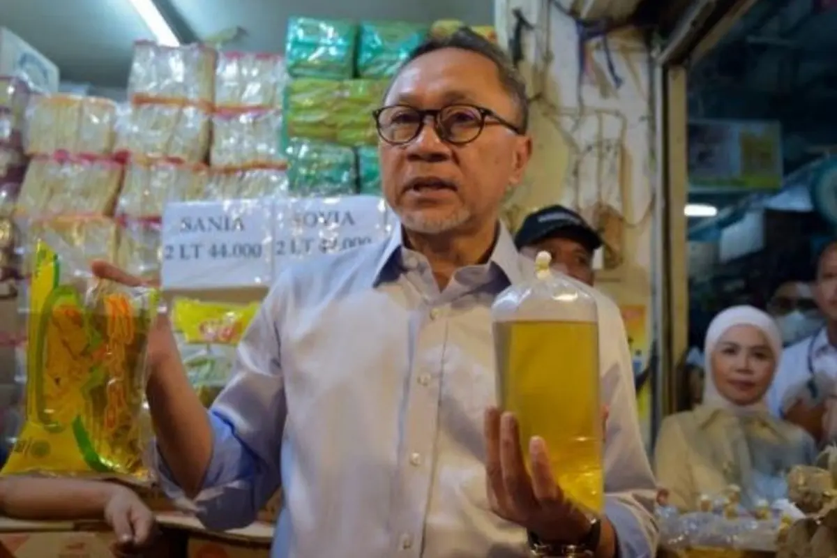 Menteri Perdagangan (Mendag) Zulkifli Hasan memantau harga pangan di Pasar Cibubur di Jakarta Timur, pada Kamis (16/6/2022). (Dok Kemendag)