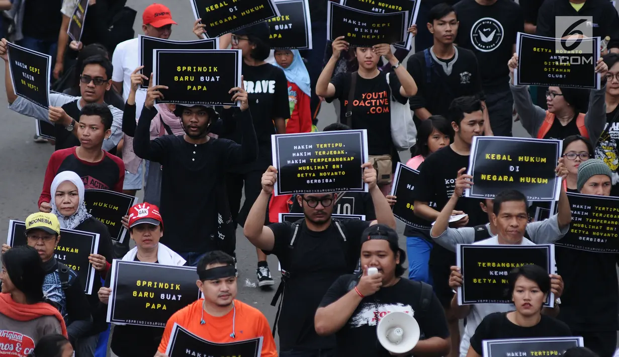 Aktivis Koalisi Masyarakat Sipil Anti Korupsi melakukan aksi jalan santai Indonesia Berkabung di kawasan Bundaran HI Jakarta, Minggu (1/10). Aksi ini reaksi menyikapi dicabutnya status tersangka Setya Novanto. (Liputan6.com/Helmi Fithriansyah)