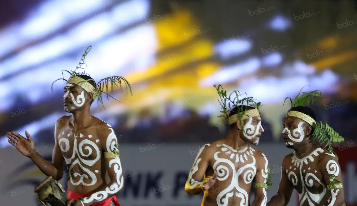 Penari dengan body painting bermotif Papua memeriahkan pembukaan Torabika Soccer Championship 2016 di Stadion Mandala, Jayapura, Papua, Jumat (29/4/2016). (Bola.com/Nicklas Hanoatubun)