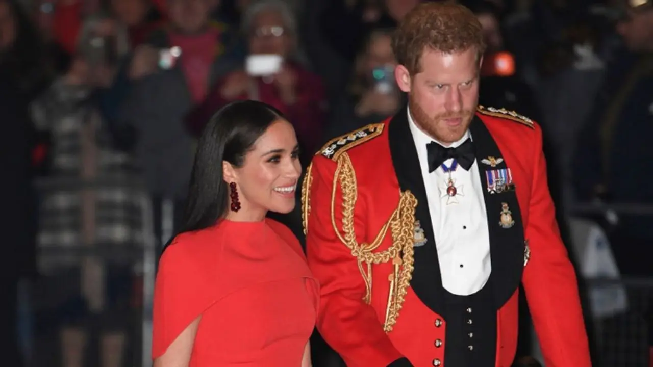 Meghan Markle dan Pangeran Harry Kompak Berbusana Merah Sebelum Resmi Bebas Tugas Kerajaan