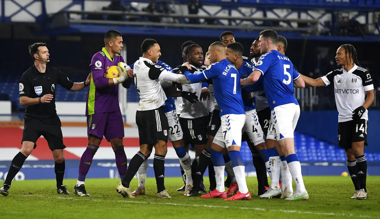 Para pemain bentrok selama pertandingan sepak bola Liga Inggris antara Everton dan Fulham di Goodison Park, Liverpool, Inggris, Minggu (14/2/2021). Everton kalah 0-2 dari Fulham. (Michael Regan/Pool via AP)