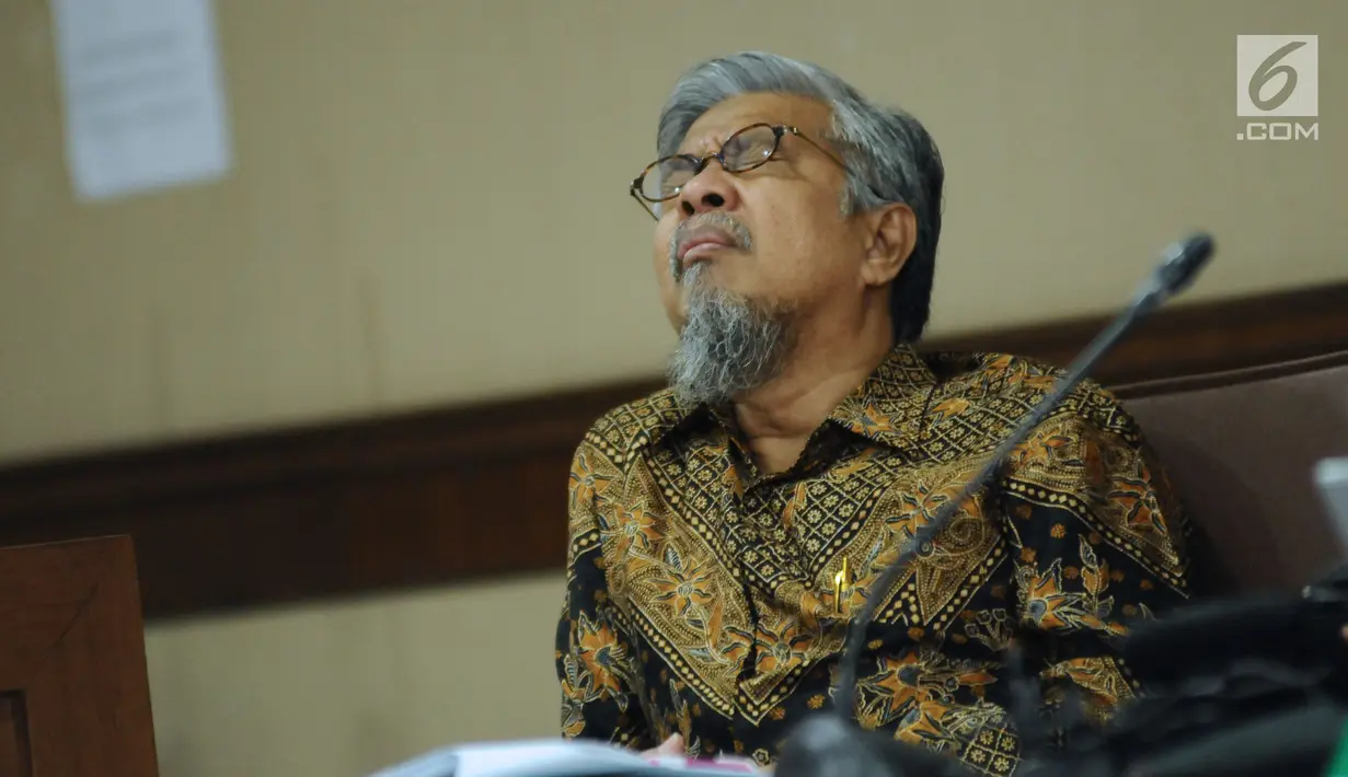 Gubernur Sulawesi Tenggara nonaktif Nur Alam saat mengikuti sidang lanjutan dugaan suap perizinan tambang nikel di Pengadilan Tipikor, Jakarta, Jumat (23/2). Sidang mendengar keterangan saksi ahli. (Liputan6.com/Helmi Fithriansyah)
