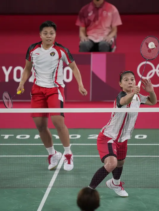 Ganda putri Indonesia Greysia Polii dan Rahayu Apriani melawan Yuki Fukushima dan Sayaka Hirota dari Jepang pada penyisihan Grup A cabang bulu tangkis Olimpiade Tokyo 2020 di Musashino Forest Sports Plaza, Selasa (27/7/2021). Greysia / Apriyani menang 24-22, 13-21, dan 21-8. (AP/Dita Alangkara)
