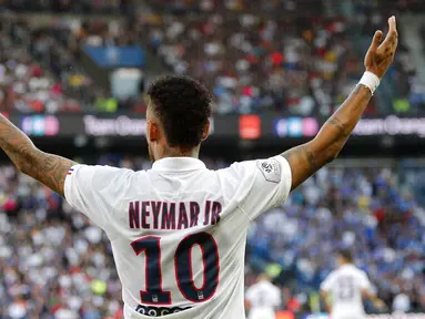 Striker PSG, Neymar, melakukan selebrasi usai membobol gawang Strasbourg pada laga Liga 1 Prancis di Stadion Parc des Princes, Sabtu (14/9). PSG menang 1-0 atas Strasbourg. (AP/Francois Mori)