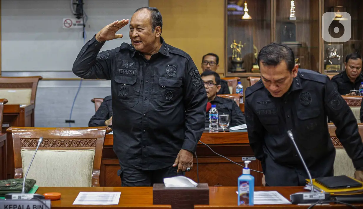 Wakil Kepala Badan Intelijen Negara (Waka BIN) Letnan Jenderal TNI (Purn) Teddy Lhaksmana Widya Kusuma bersiap mengikuti rapat kerja dengan Komisi I DPR di kompleks Parlemen, Jakarta, Kamis (8/6/2023).  (Liputan6.com/Faizal Fanani)