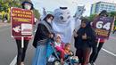 <p>Maskot Piala Dunia 2022, La'eeb berfoto bersama dengan warga saat acara CFD (Car Free Day) di Bekasi, Sabtu (20/11/2022). (Dok. SCM)</p>