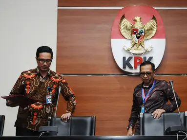 Juru Bicara KPK Febri Diansyah (kiri) bersama Kepala Biro Humas BPK Yudi Ramdan Budiman bersiap memberikan keterangan terkait dugaan suap auditor Badan Pemeriksa Keuangan di Gedung KPK, Jakarta, Jumat (22/9). (Liputan6.com/Helmi Fithriansyah)