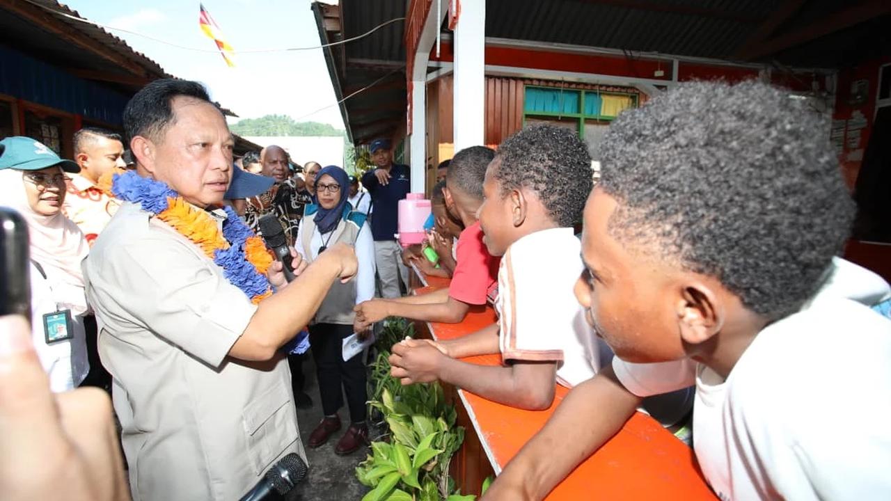Usai Sambangi Program Perumahan di Skouw, Mendagri Cek BSPS di Kampung Nelayan Tanjung Ria