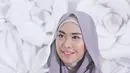 Oki Setiana Dewi adalah salah satu selebritis yang sebelum masuk ke dunia hiburan tanah air memang sudah mengenakan hijabnya dengan baik dan benar. Wajah yang cantik dan damai begitu indah ketika kita memandangnya. (instagram/Bintang.com)