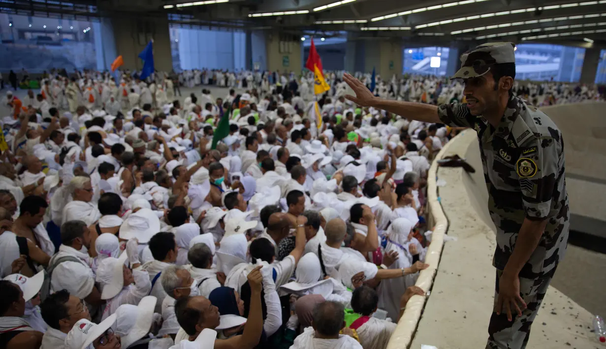 Seorang petugas keamanan Saudi berjaga saat pelaksanaan lempar jumrah di Mina, dekat kota suci Makkah, Arab Saudi, (1/9).  Batu-batu yang dilemparkan diambil dari hamparan Muzdalifah. (AP Photo / Khalil Hamra)